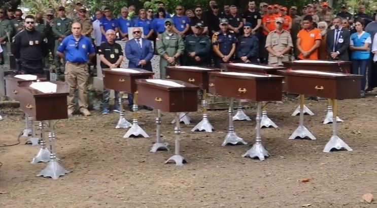 Veja fotos do sepultamento dos corpos encontrados à deriva no Pará