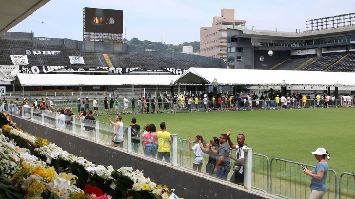 Mais 230 mil pessoas foram à Vila Belmiro para se despedir de Pelé