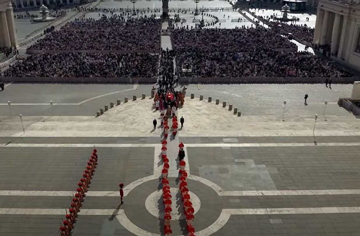 Começa o 2º dia do velório do Papa Francisco no Vaticano atraindo milhares de fiéis