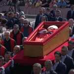 Por que papa Francisco está vestido de vermelho no caixão? Entenda símbolos na cerimônia