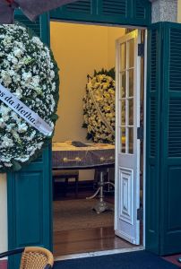 Jornalistas e amigos de Paulo Soares durante o velório nesta segunda-feira (29)