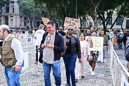 Fãs formam filas para se despedir de Preta Gil