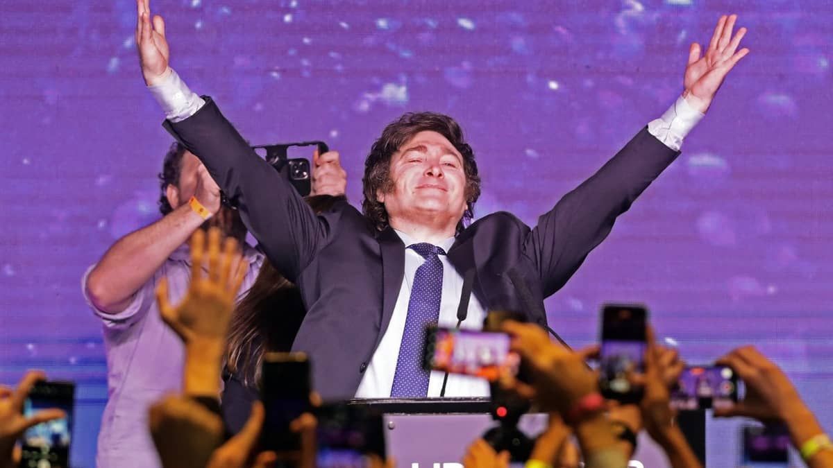 Quem é Javier Milei, aliado de Bolsonaro que venceu as primárias da eleição na Argentina