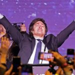 Quem é Javier Milei, aliado de Bolsonaro que venceu as primárias da eleição na Argentina