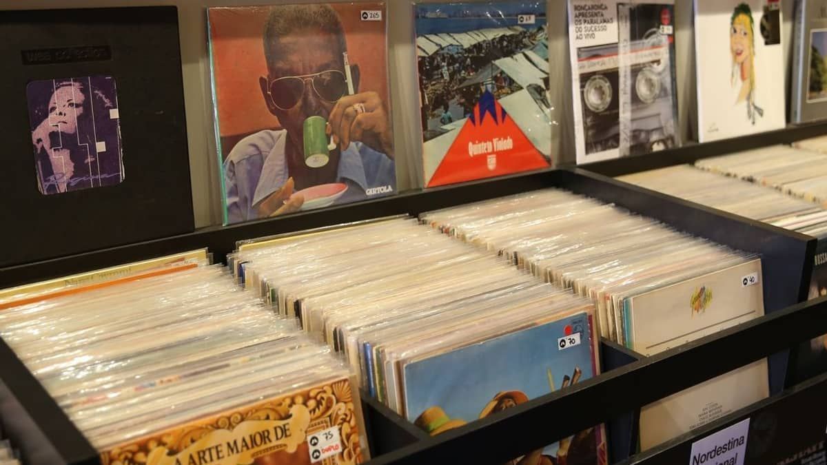 Vendas de vinil ultrapassam as de CD pela primeira vez em 36 anos