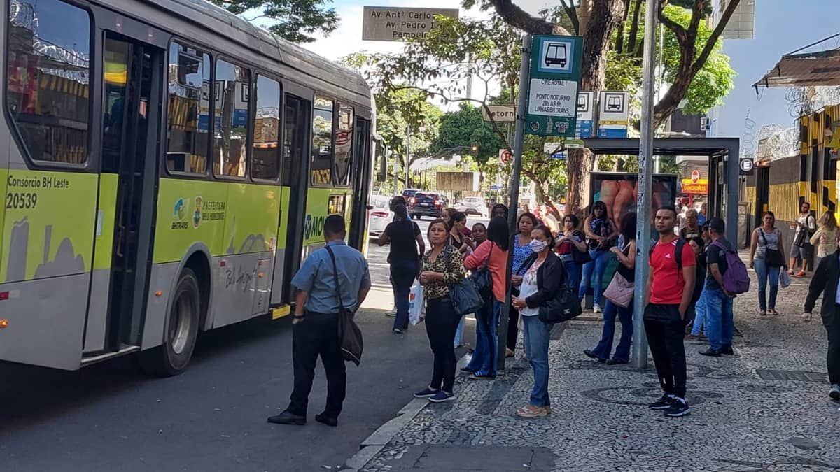 Suspeitos vendem passagens de ônibus em cartões de vale-transporte no centro de BH