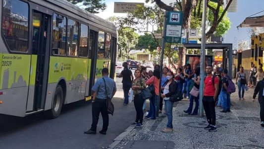 Vendedores oferecem passagens abaixo do preço oficial para atrair clientes