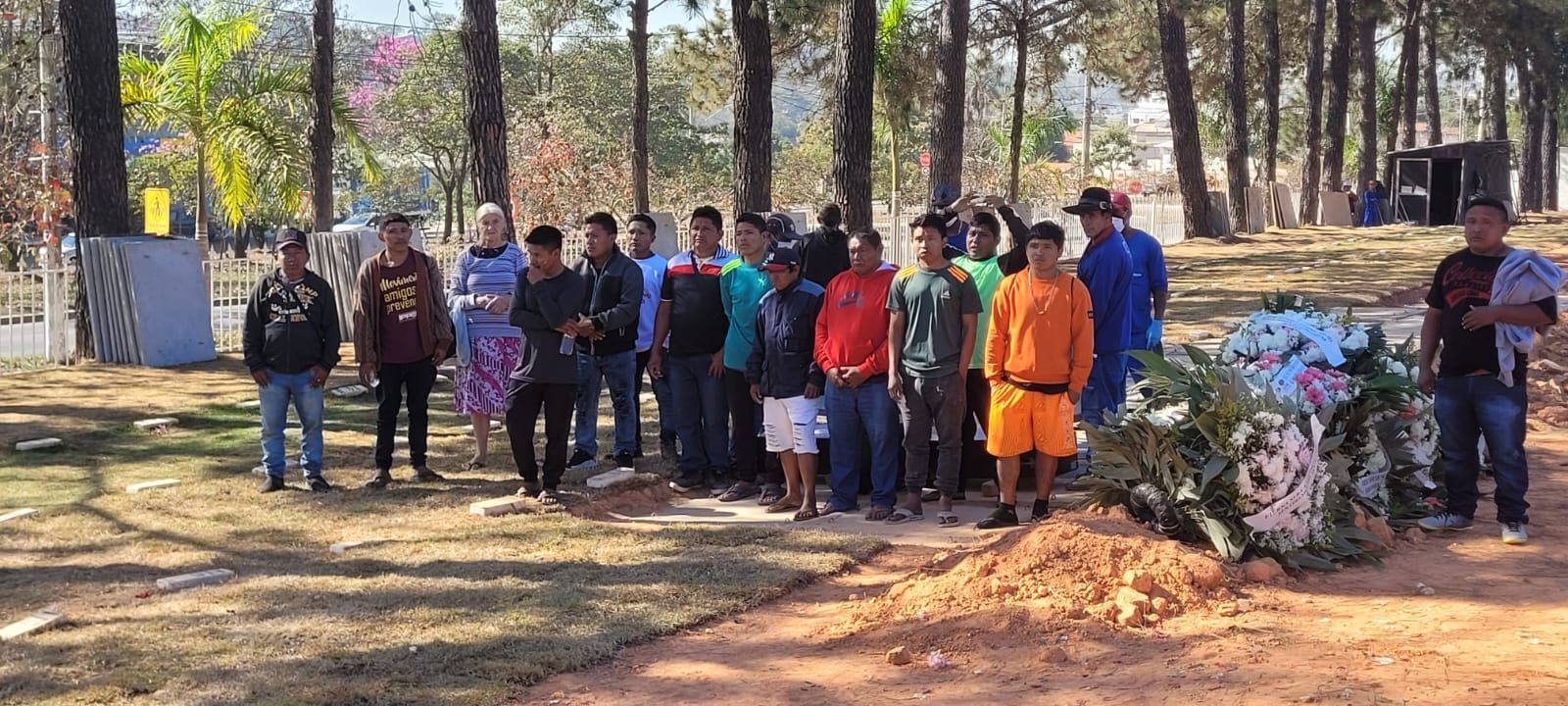 Menina indígena de 12 anos que morreu durante parto é enterrada em Betim (MG); família pede por justiça