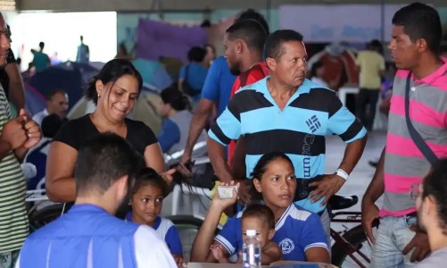 Venezuelanos que vivem no Brasil veem com tristeza crise em seu país, diz reportagem da Agência Brasil