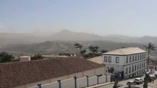 Ventania levanta poeira em Congonhas