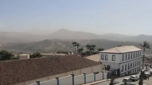 Ventania levanta poeira em Congonhas