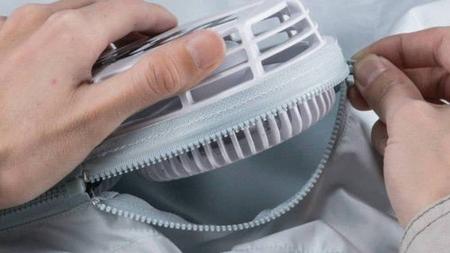 Ventilador dentro do casaco cria microambiente pessoal resfriado para o usuário