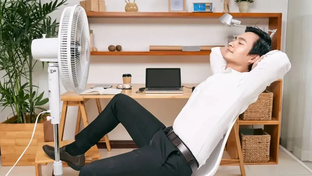 É melhor usar o ventilador com a janela aberta ou fechada? Saiba que existe uma resposta correta