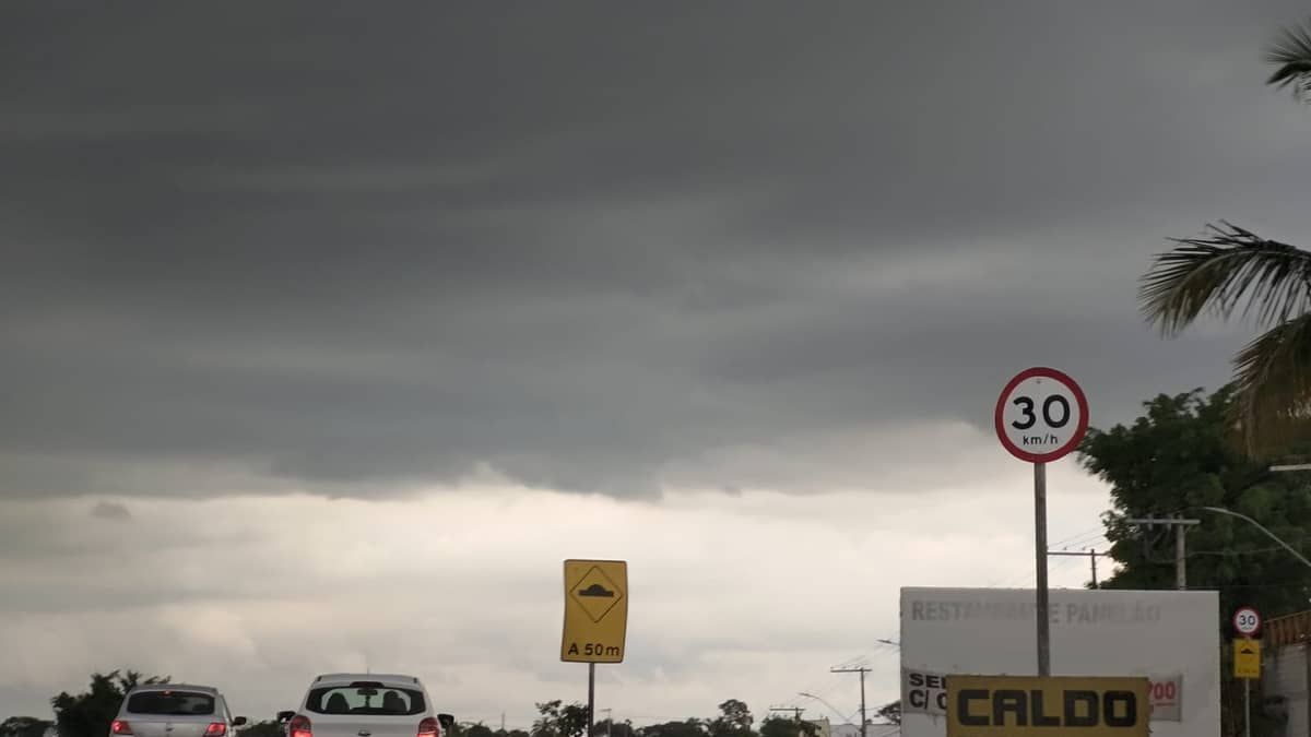 Belo Horizonte tem alerta de vento forte e pancadas de chuva para as próximas horas  