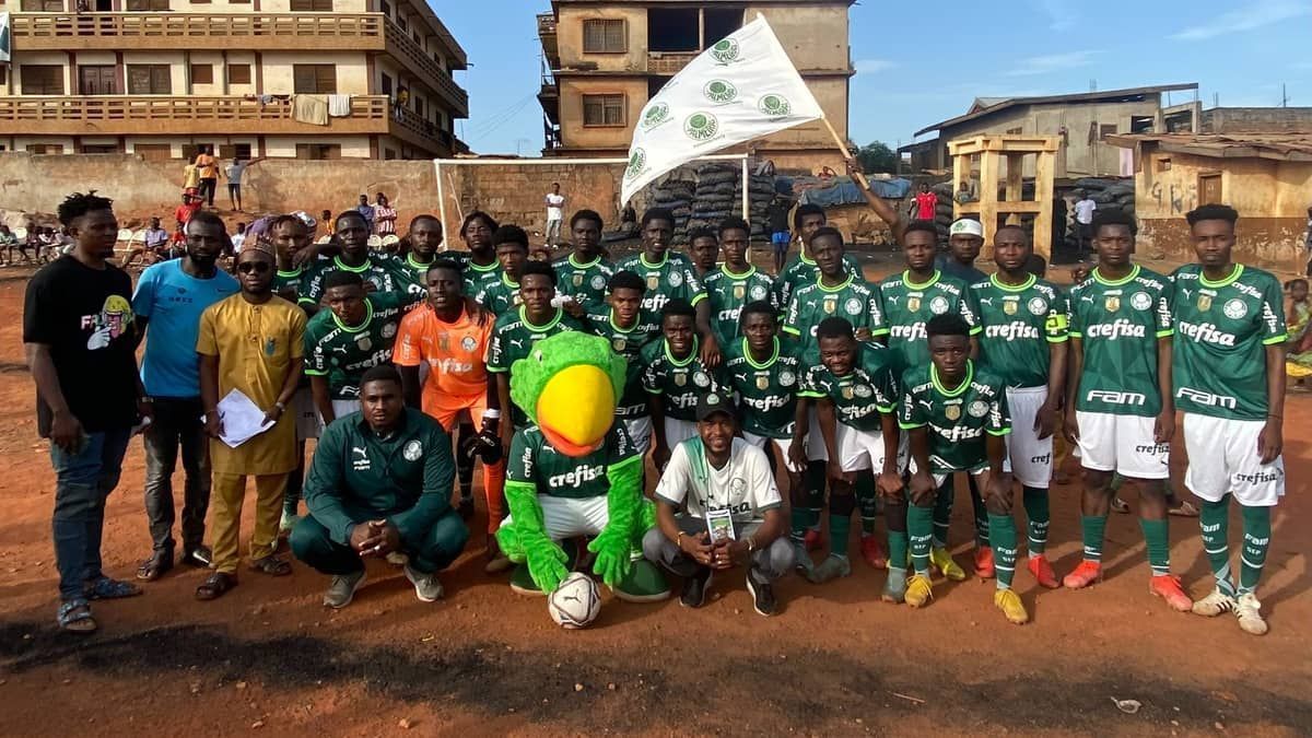 Palmeiras faz doação de uniformes para torcedores ganeses na África