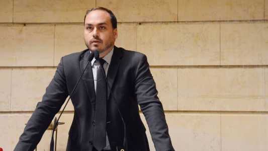 Vereador Carlos Bolsonaro fez duras críticas ao governador Romeu Zema e ao Partido Novo em suas redes sociais