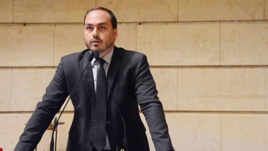 Vereador Carlos Bolsonaro fez duras críticas ao governador Romeu Zema e ao Partido Novo em suas redes sociais