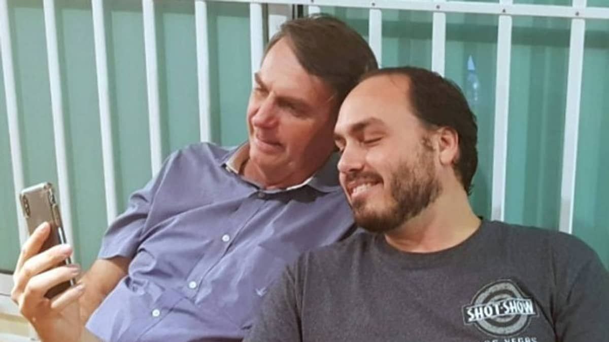 Carlos Bolsonaro lança livro sobre ‘introdução’ do pai nas redes sociais