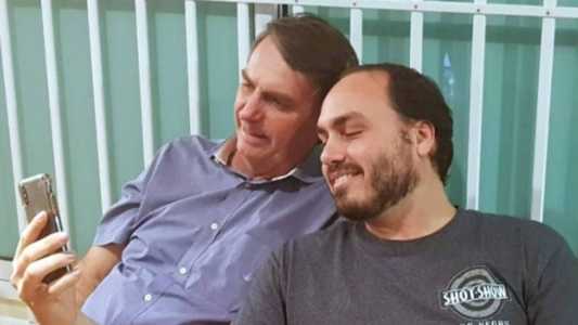 Vereador Carlos Bolsonaro lançou livro que conta introdução de seu pai nas redes sociais