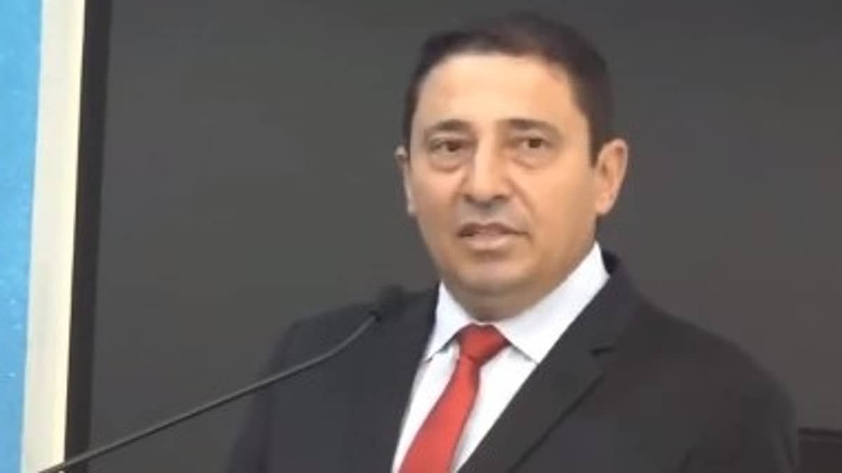 Vereador se confunde ao soletrar nome de aliado e vira piada nas redes; veja vídeo
