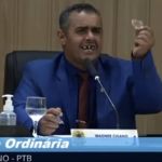 Vídeo: vereador tira dentadura durante discurso e leva bronca: 'dá um cutucão aí'