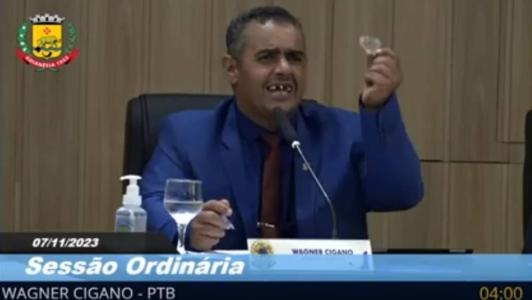 Vereador tirou a própria dentadura durante sessão ordinária