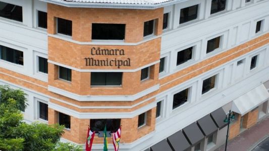 Vereadores de Blumenau rejeitaram projeto que vetava pessoas condenadas por homofobia e racismo em cargos públicos