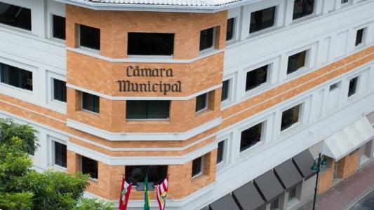 Vereadores de Blumenau rejeitaram projeto que vetava pessoas condenadas por homofobia e racismo em cargos públicos