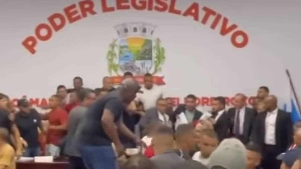 Reunião em Câmara Municipal termina com troca de socos, chutes e ameaça de bomba; veja vídeo