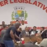 Reunião em Câmara Municipal termina com troca de socos, chutes e ameaça de bomba; veja vídeo