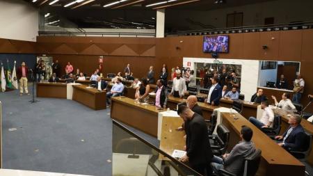 Vereadores votaram requerimentos de forma simbólica; a cada votação, presidente contou os votos individualmente