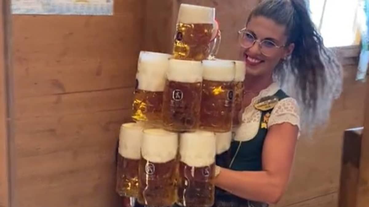 Garçonete viraliza ao carregar 13 litros de cerveja ao mesmo tempo, durante Oktoberfest; assista vídeo