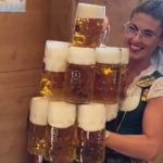 Garçonete viraliza ao carregar 13 litros de cerveja ao mesmo tempo, durante Oktoberfest; assista vídeo