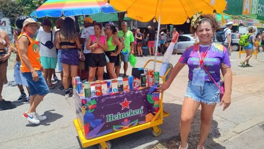 Foto mostra ambulante durante o Carnaval de Belo Horizonte