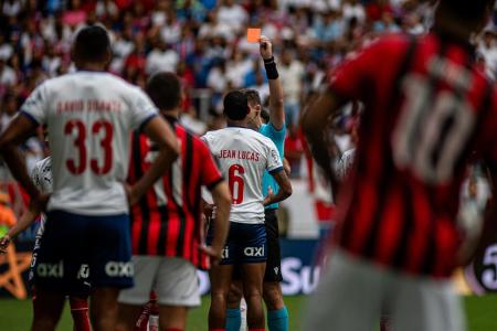 Árbitro Ramon Abatti Abel mostra cartão vermelho para Jean Lucas, do Bahia