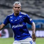 Alvo de São Paulo e Santos, Veron aguarda reunião para definir futuro