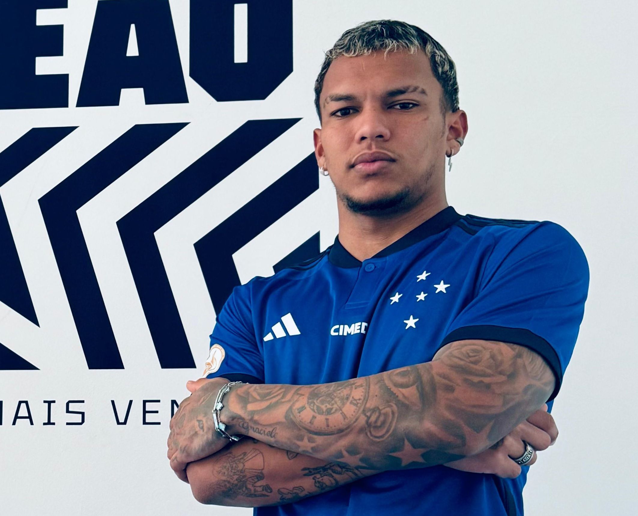 Veron posa com camisa do Cruzeiro e tem primeiro dia na Toca da Raposa II