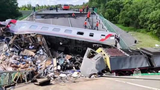 Esta imagem retirada de um vídeo divulgado pelo Ministério de Emergências da Rússia em 1º de junho de 2025 mostra especialistas trabalhando no local após a queda de uma ponte rodoviária sobre uma linha ferroviária na noite de 31 de maio de 2025, que causou o descarrilamento de um trem de passageiros com destino a Moscou, na região de Bryansk