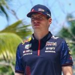 Vasco envia camisa a Verstappen após piloto revelar torcida pelo clube