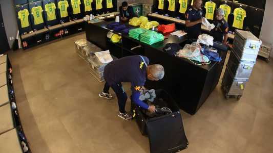 Vestiário da Seleção Brasileira no estádio Centenário, em Montevidéu, antes de Uruguai x Brasil