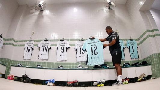 Vestiário do Botafogo no estádio Couto Pereira, em Curitiba, antes do jogo desta quarta