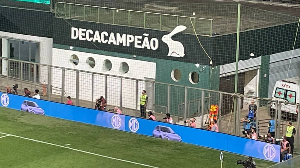 Repórter relata gritos e xingamentos no vestiário do América no Independência