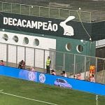 Repórter relata gritos e xingamentos no vestiário do América no Independência