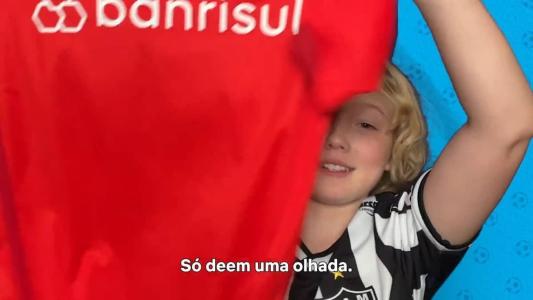 Vestido com a camisa do Atlético, Christian Convery recebeu também a camisa do Internacional