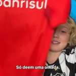 Atleticano, ator de Sweet Tooth avalia camisas de clubes brasileiros