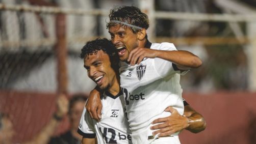 Victor Hugo e Scarpa celebra um dos vários gols do Galo