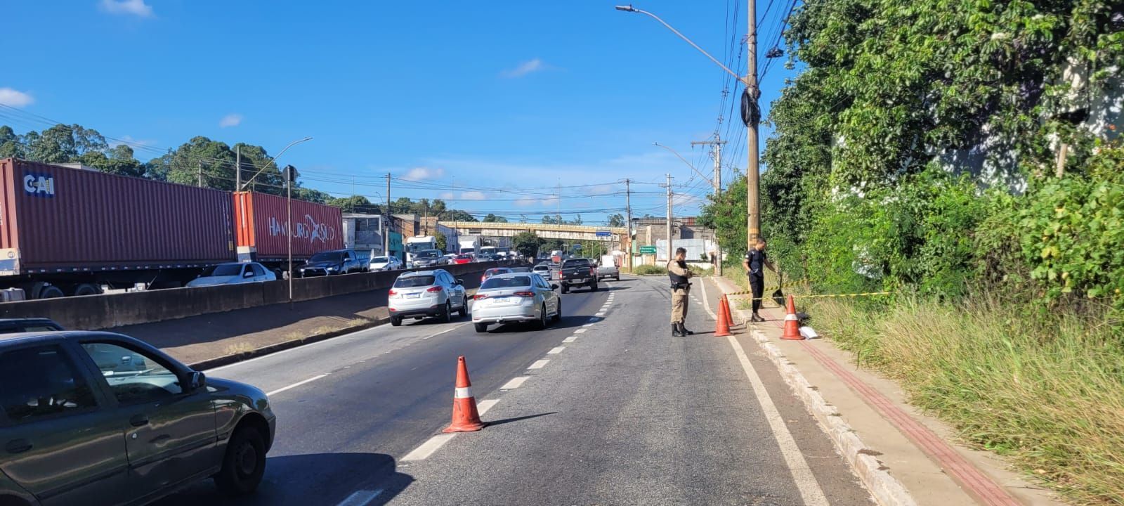 Populares que passavam pela Via Expressa encontram corpo de homem assassinado em Contagem (MG)