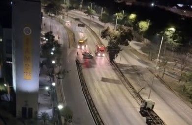 Vídeo: tombamento de caminhão com combustível fecha a Via Expressa