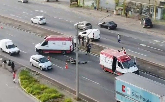 Vídeo: motociclista atropela e mata pedestre na Via Expressa, em Contagem