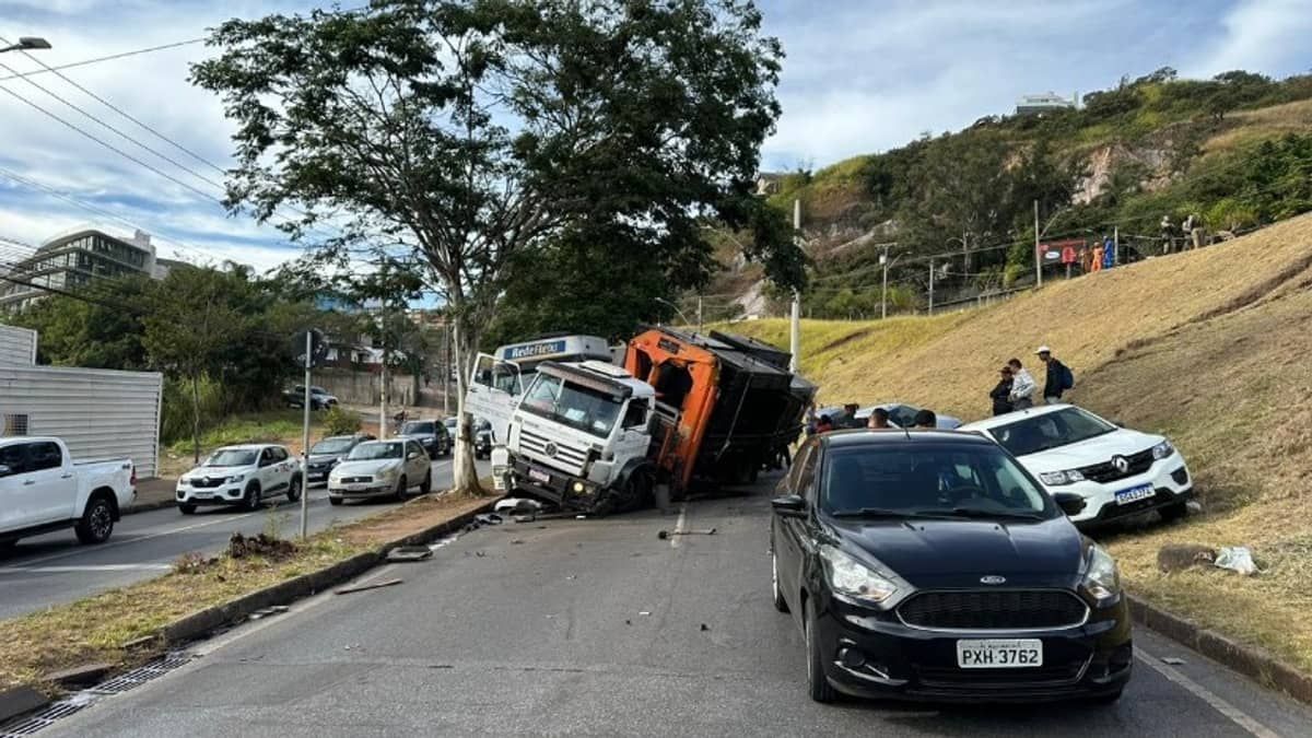 Batida envolvendo carros e caminhões fecha avenida  Raja Gabaglia, no Santa Lúcia, em BH 